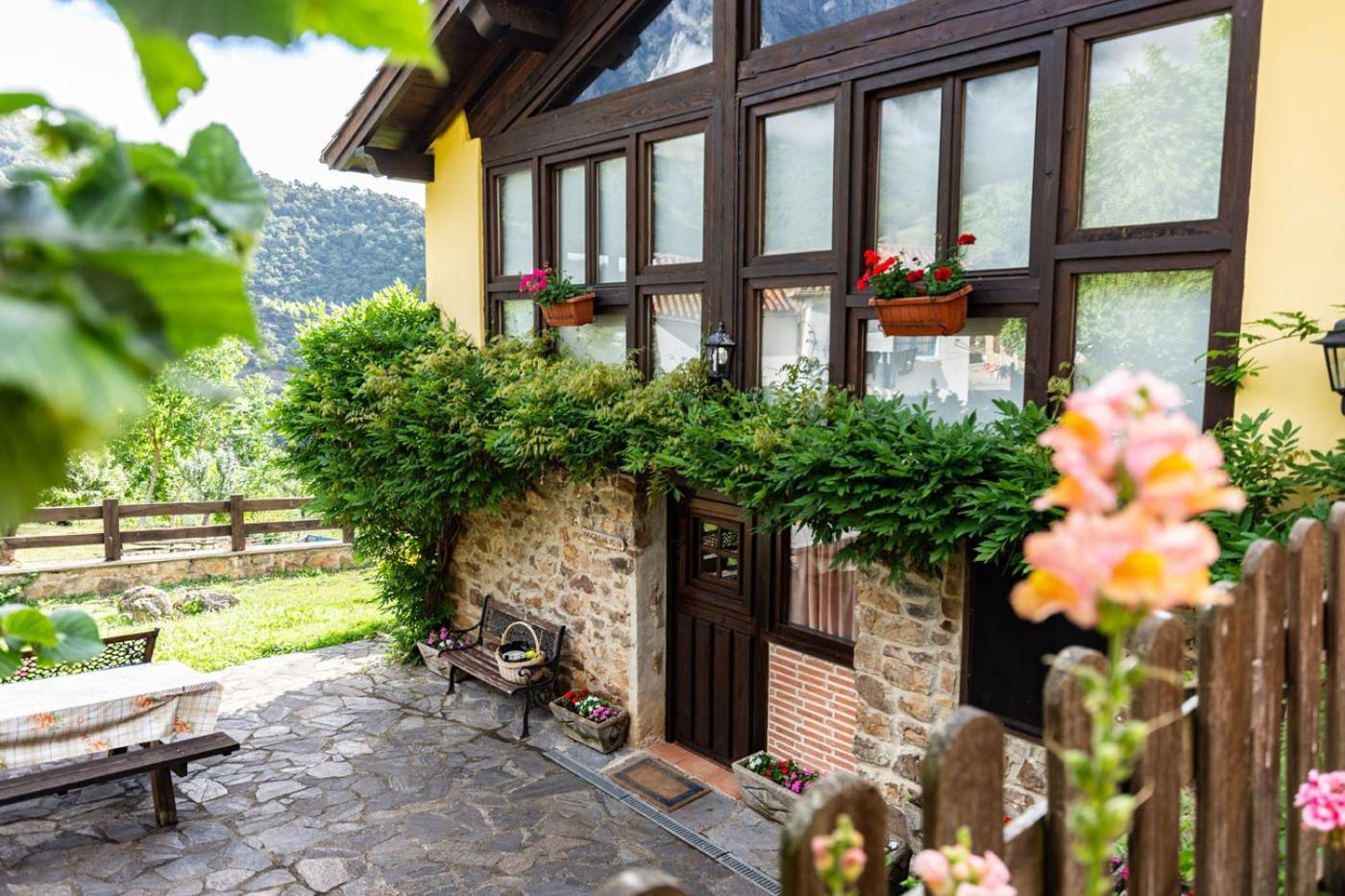 Apartamentos Rurales Los Picos De Redo Camaleño Exteriör bild